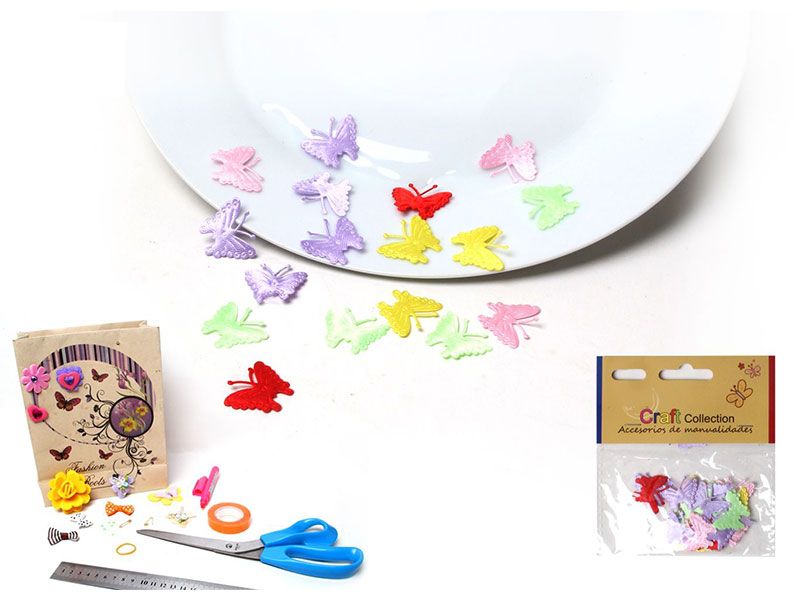 Pequeñas mariposas de colores y tela para manualidades